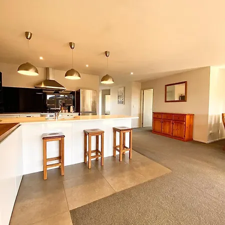 West Meadows Escape, Lake & Slopes Minutes Away